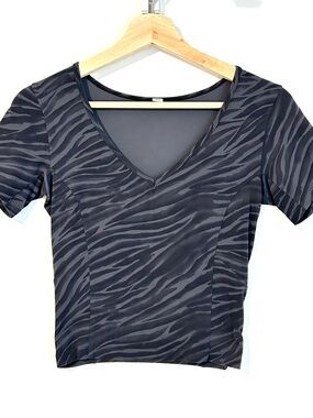 Lululemon Nulu Cropped Slim Yoga Short Sleeve T-Shirt in Zebra Print, Size 4